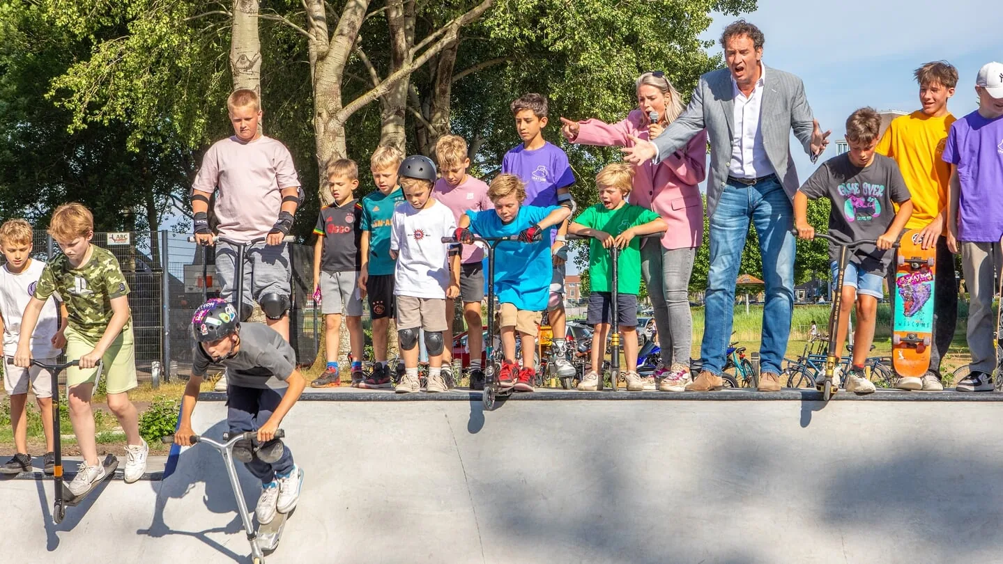 Opening van skatepark 't Gooierhoofd in Huizen met jongeren en publiek