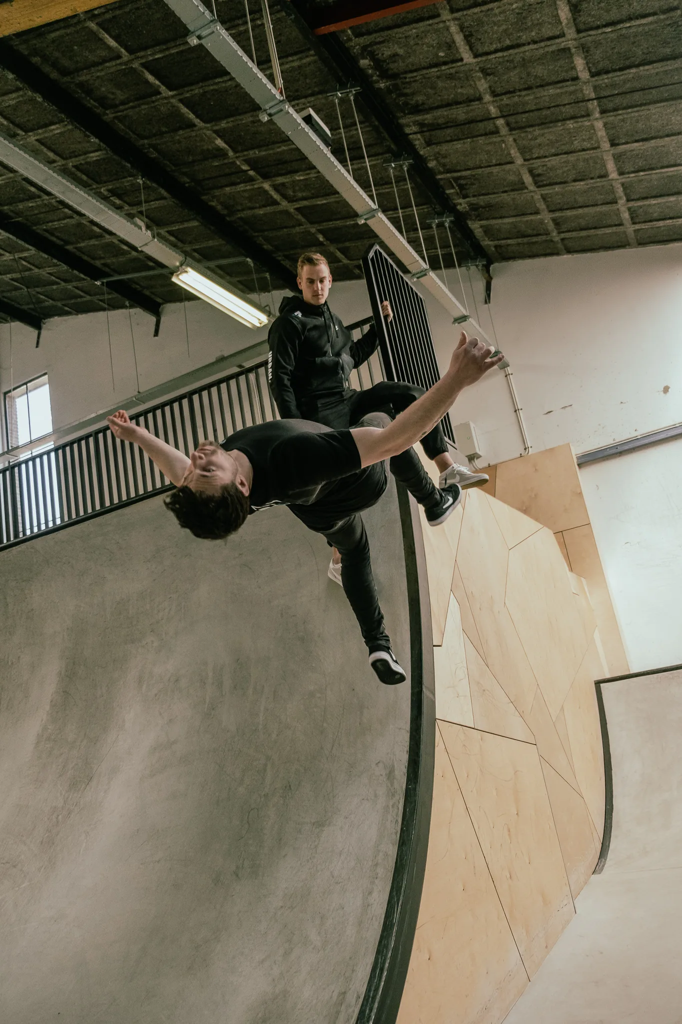 Freerunner in actie tijdens een les in de urban hal