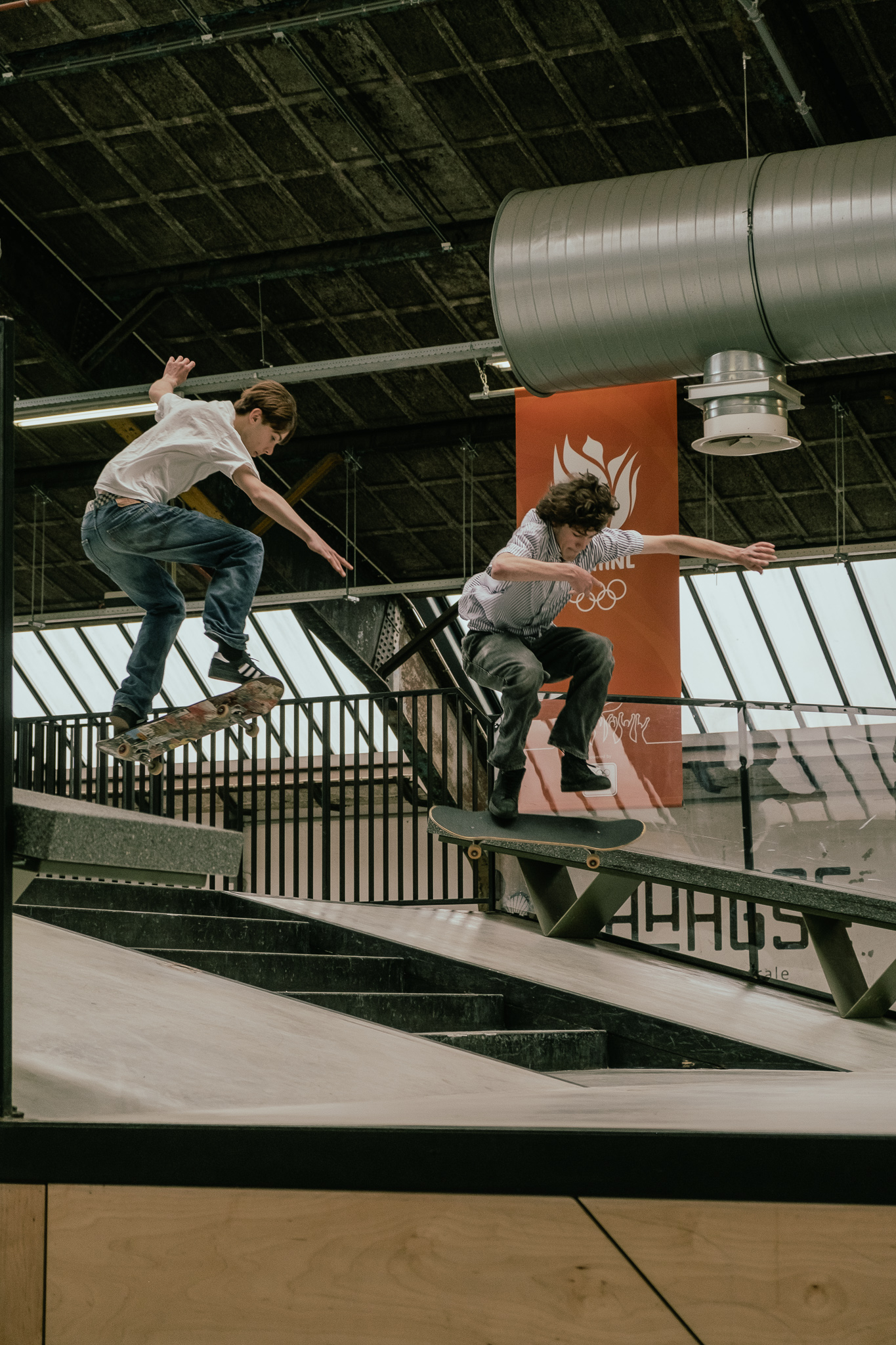 Twee jongeren tijdens een skateclinic in actie